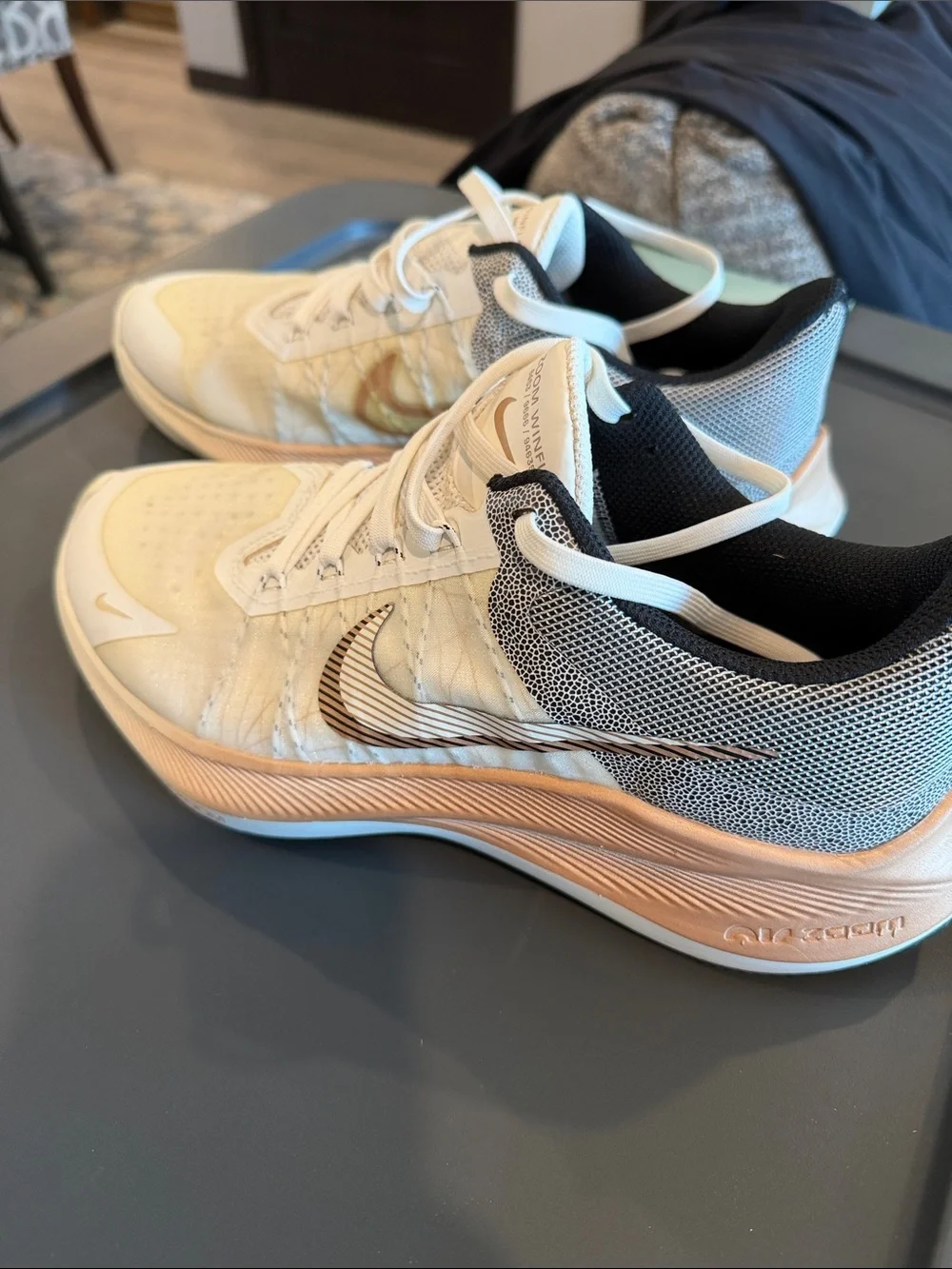 Nike Zoom Winflo 8 Women’s Running Shoes White Metallic Bronze